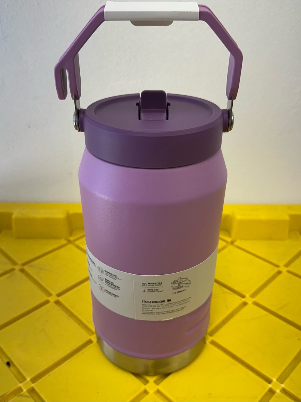 Stanley IceFlow™ Flip Straw Jug | 64 oz – Lilac Purple - Picture 3 of 7